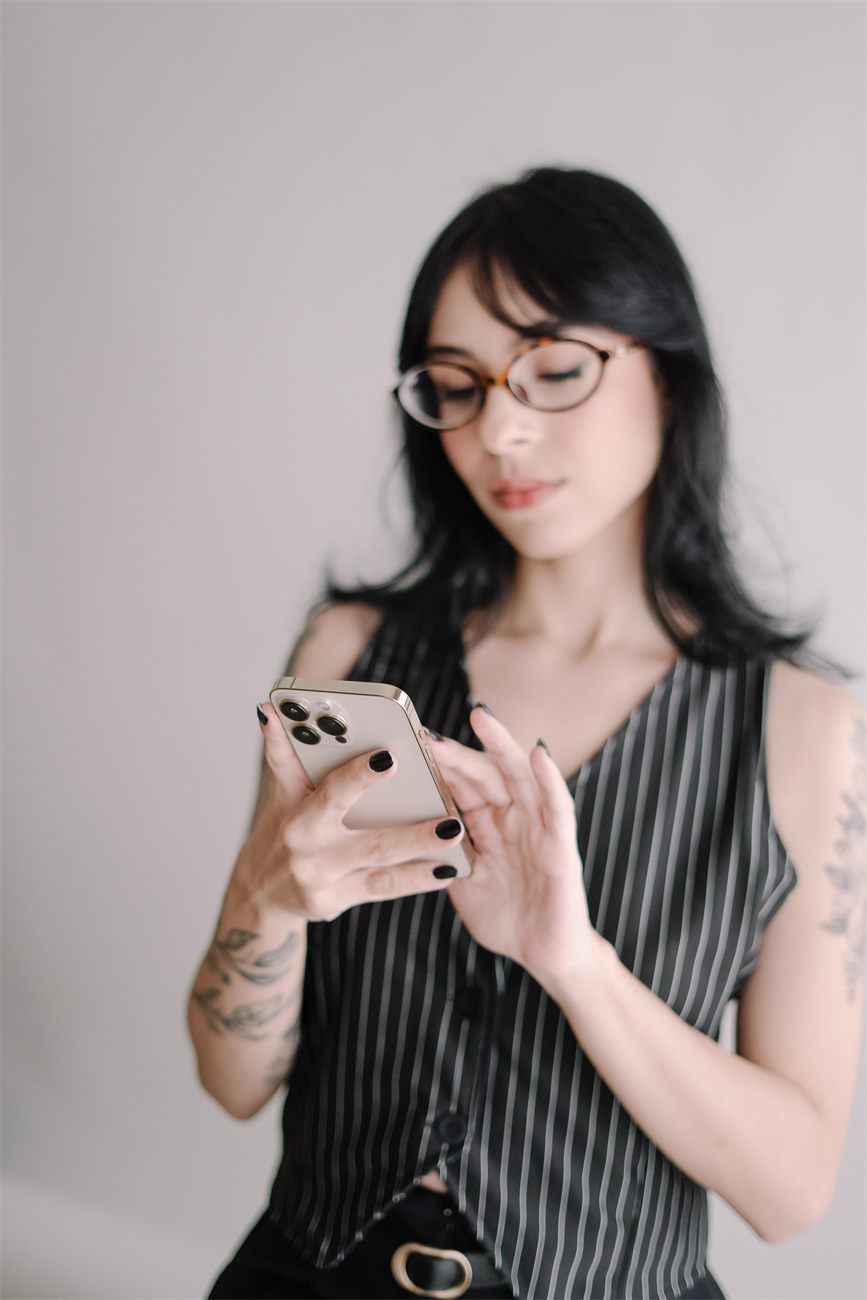 Laura mexendo no celular