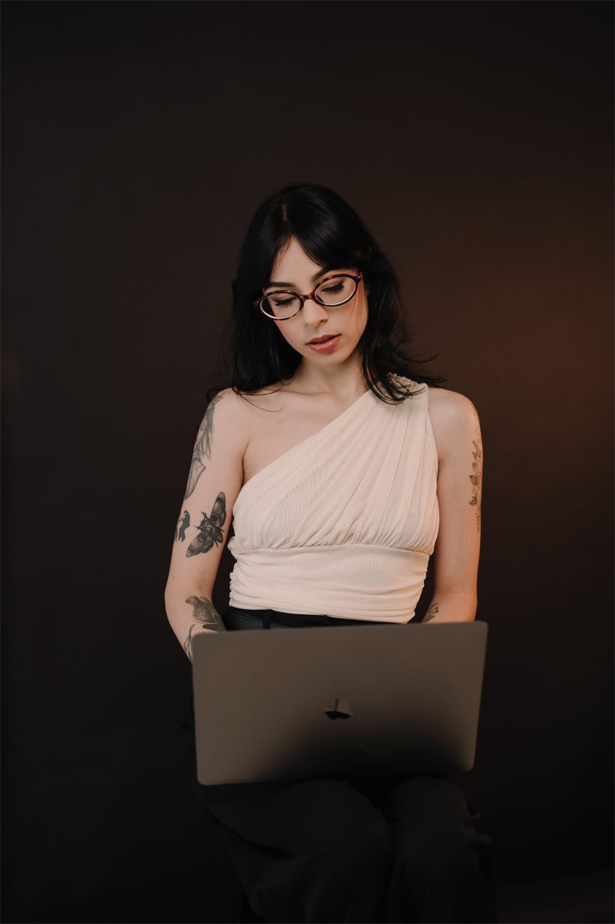 Laura trabalhando no notebook