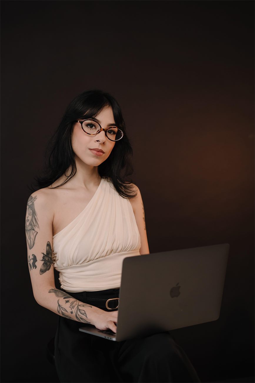 Laura trabalhando no notebook