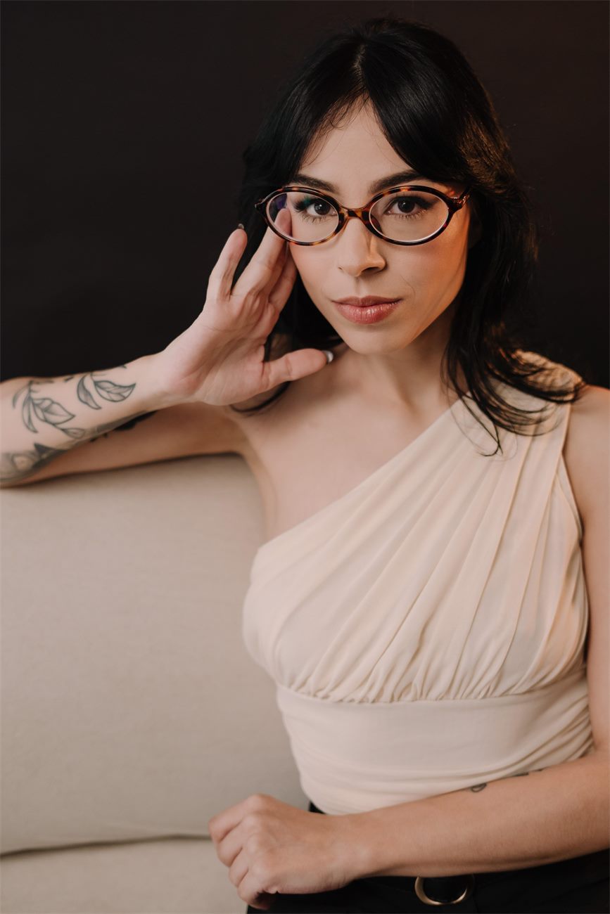 Laura sentada no sofá